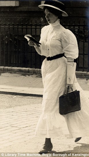 Illustration for article titled amateur photographer Edward Linley Sambourne and Edwardian fashion